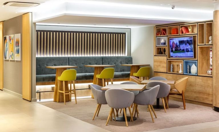 Lobby lounge and workspace at Holiday Inn London - Heathrow M4J4.