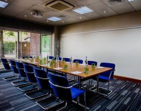 Professional meeting room at Holiday Inn London - Heathrow M4J4.