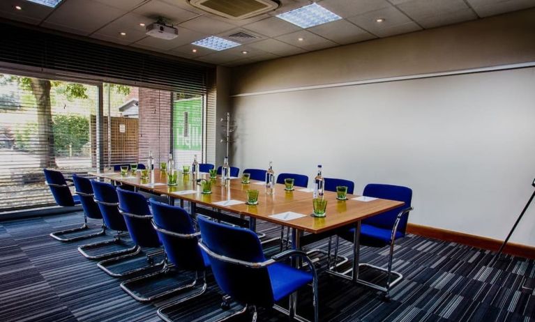 Professional meeting room at Holiday Inn London - Heathrow M4J4.