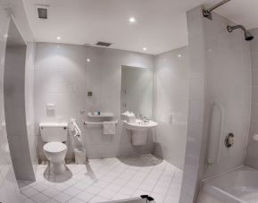 Guest bathroom at Holiday Inn London - Heathrow M4J4.