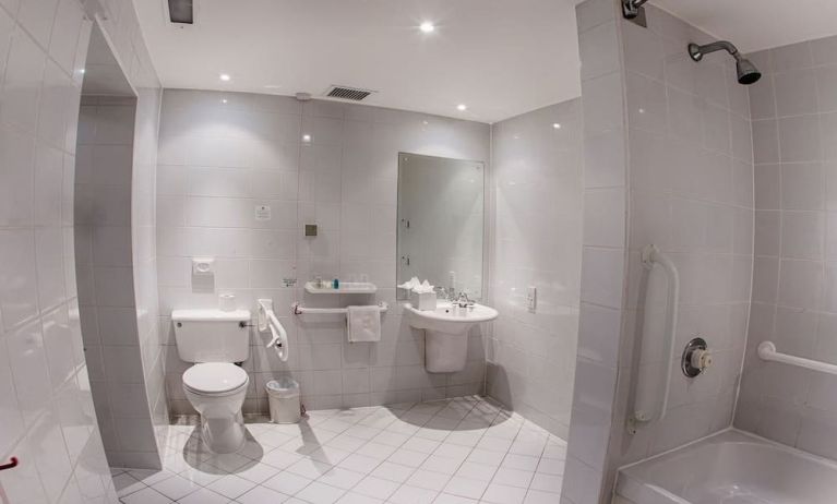 Guest bathroom at Holiday Inn London - Heathrow M4J4.