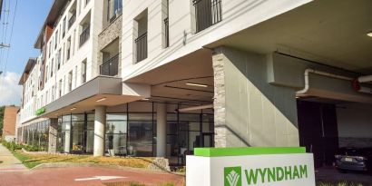 Hotel entrance at Wyndham Garden North Bergen Near Secaucus.