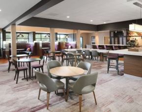 Dining area perfect for coworking at Courtyard By Marriott Dallas DFW Airport North/Irving.