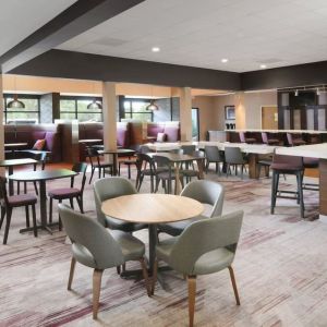 Dining area perfect for coworking at Courtyard By Marriott Dallas DFW Airport North/Irving.