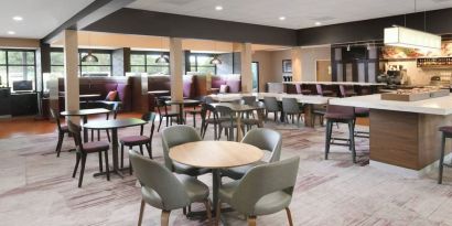 Dining area perfect for coworking at Courtyard By Marriott Dallas DFW Airport North/Irving.