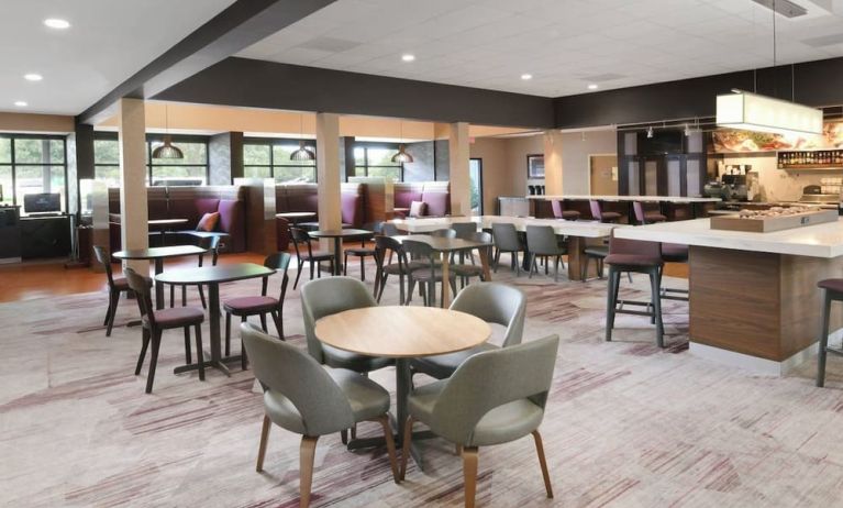 Dining area perfect for coworking at Courtyard By Marriott Dallas DFW Airport North/Irving.