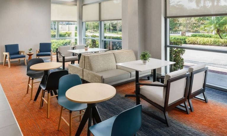 Dining area perfect for coworking at Hyatt HOUSE Fort Lauderdale Airport-South & Cruise Port.