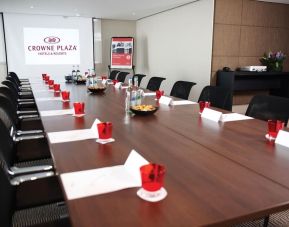 Professional meeting room at Crowne Plaza London - Heathrow.