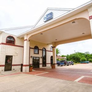 Hotel exterior at Best Western Pearland Inn.