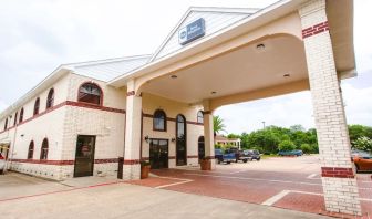 Hotel exterior at Best Western Pearland Inn.