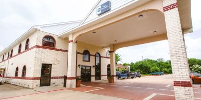 Hotel exterior at Best Western Pearland Inn.