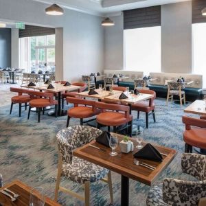 Dining area perfect for coworking at Hilton Garden Inn Nashville Vanderbilt.