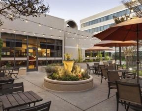 Outdoor seating perfect for coworking at Radisson Hotel Sunnyvale Silicon Valley.