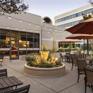 Outdoor seating perfect for coworking at Radisson Hotel Sunnyvale Silicon Valley.