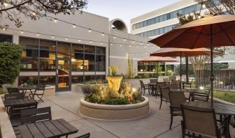 Outdoor seating perfect for coworking at Radisson Hotel Sunnyvale Silicon Valley.