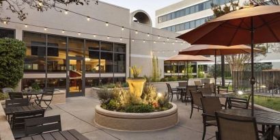 Outdoor seating perfect for coworking at Radisson Hotel Sunnyvale Silicon Valley.