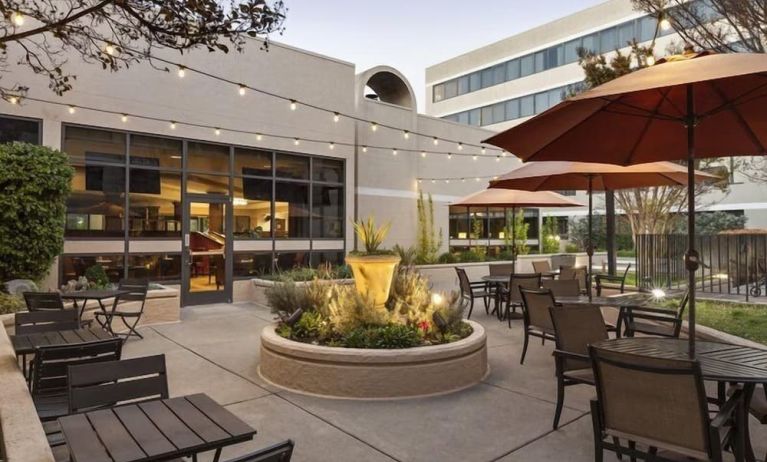 Outdoor seating perfect for coworking at Radisson Hotel Sunnyvale Silicon Valley.