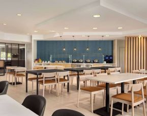 Dining area perfect for coworking at Radisson Hotel Sunnyvale Silicon Valley.