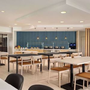 Dining area perfect for coworking at Radisson Hotel Sunnyvale Silicon Valley.