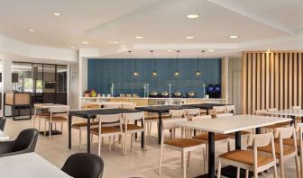 Dining area perfect for coworking at Radisson Hotel Sunnyvale Silicon Valley.