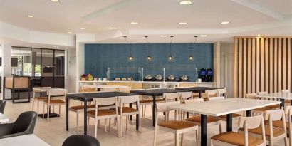 Dining area perfect for coworking at Radisson Hotel Sunnyvale Silicon Valley.