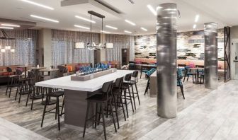 Dining area perfect for coworking at Courtyard By Marriott Fort Worth Historic Stockyards.