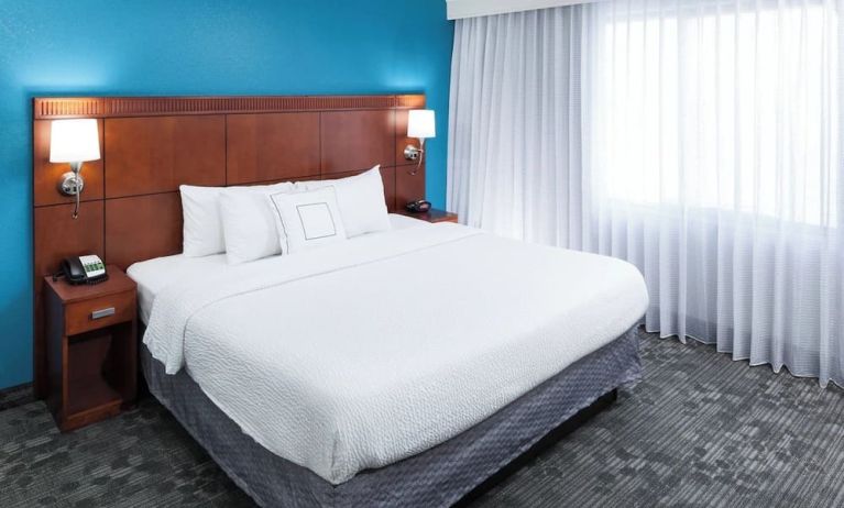 Day use room with natural light at Courtyard By Marriott Hattiesburg.
