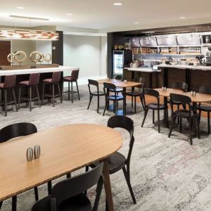 Dining area perfect for coworking at Courtyard By Marriott Hattiesburg.