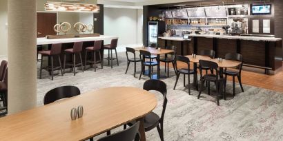 Dining area perfect for coworking at Courtyard By Marriott Hattiesburg.