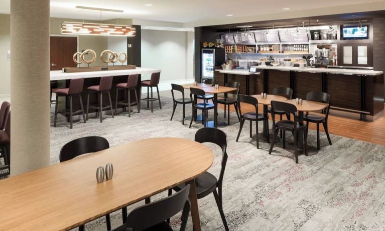 Dining area perfect for coworking at Courtyard By Marriott Hattiesburg.