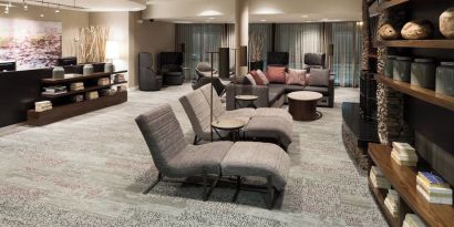 Lobby and coworking lounge at Courtyard By Marriott Hattiesburg.