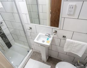 Private guest bathroom with shower and free toiletries at Trivelles Seaforth Hotel.