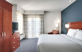 Day use room with natural light at Courtyard By Marriott Houston NASA/Clear Lake.