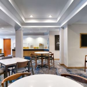 Dining area perfect for coworking at Fairfield Inn & Suites By Marriott Albany.