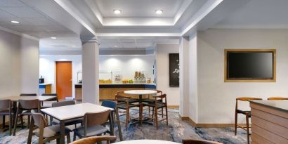 Dining area perfect for coworking at Fairfield Inn & Suites By Marriott Albany.