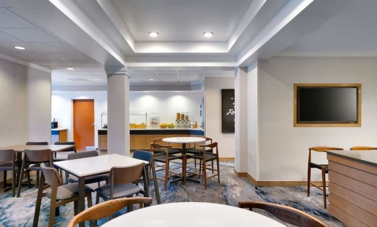 Dining area perfect for coworking at Fairfield Inn & Suites By Marriott Albany.