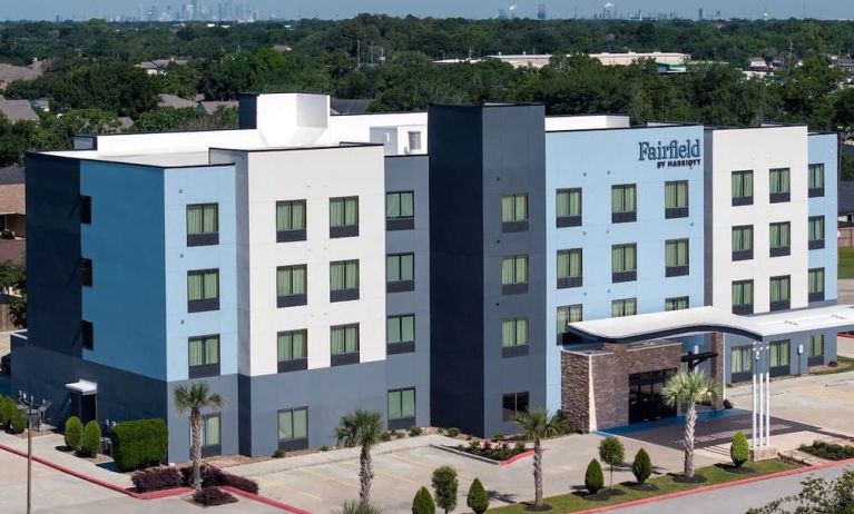 Hotel exterior at Fairfield Inn & Suites By Marriott Houston Pasadena.