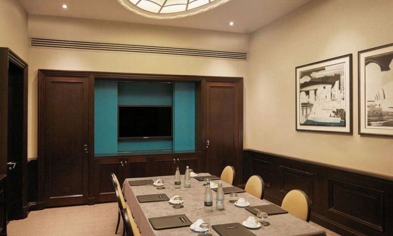 Professional meeting room at Threadneedles, Marriott Autograph Collection Hotel.