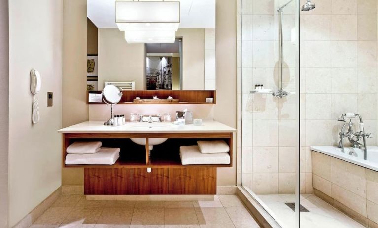 Private guest bathroom at Threadneedles, Marriott Autograph Collection Hotel.