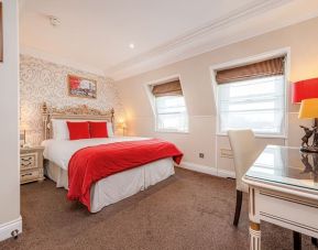 Standard day use room with work desk and privathe bathroom at Ashburn Hotel.