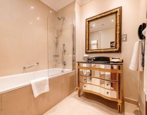 Private guest bathroom at Ashburn Hotel.