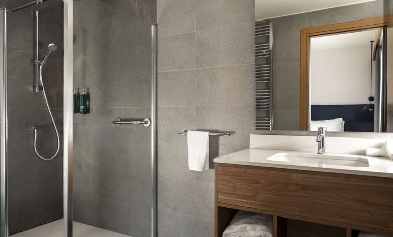 Guest bathroom with shower at Hilton Garden Inn Padova City Centre.