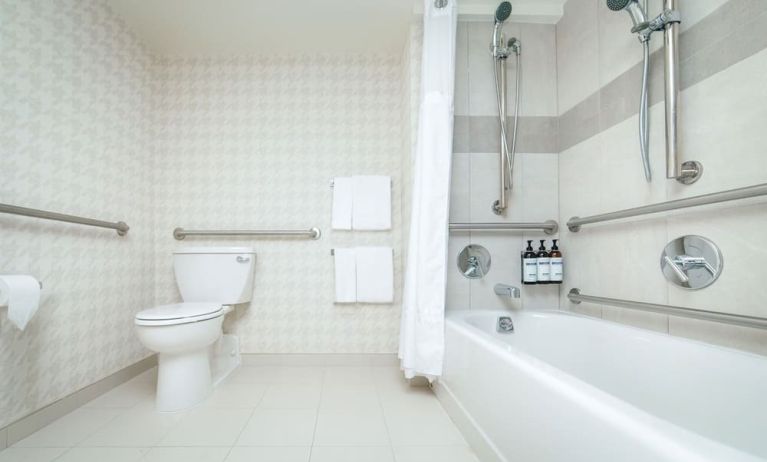 Guest bathroom with shower and tub at Hyatt Regency Boston/Cambridge.