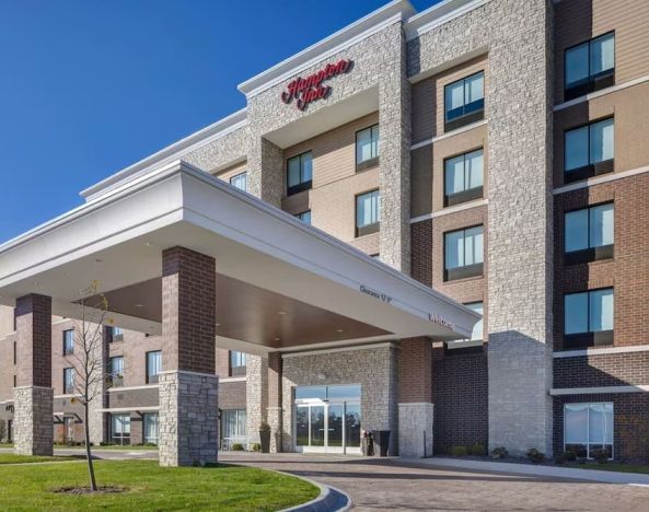 Hotel entrance and parking at Hampton Inn Chicago Orland Park.