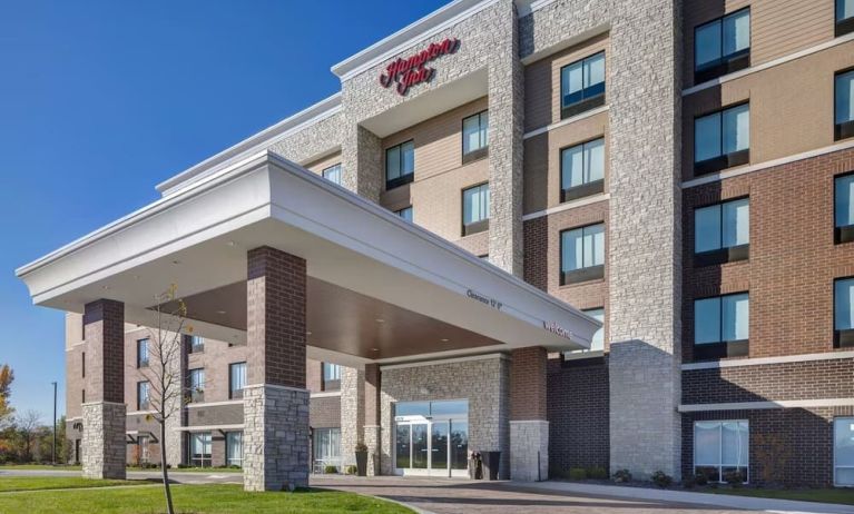 Hotel entrance and parking at Hampton Inn Chicago Orland Park.