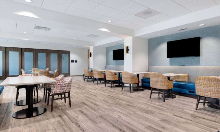 Dining area at Hampton Inn Chicago Orland Park.