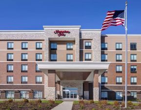 Hotel exterio at Hampton Inn Chicago Orland Park.