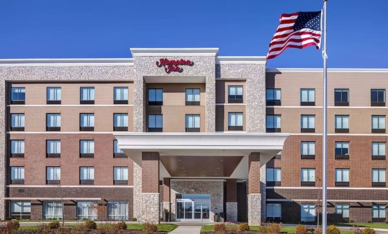 Hotel exterio at Hampton Inn Chicago Orland Park.