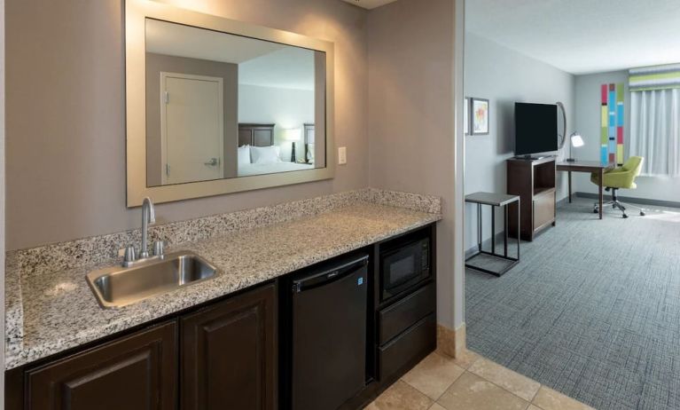 Kitchen area at Hampton Inn Chicago Orland Park.