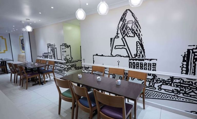 Dining area with comfortable seating at Comfort Inn Victoria Hotel.